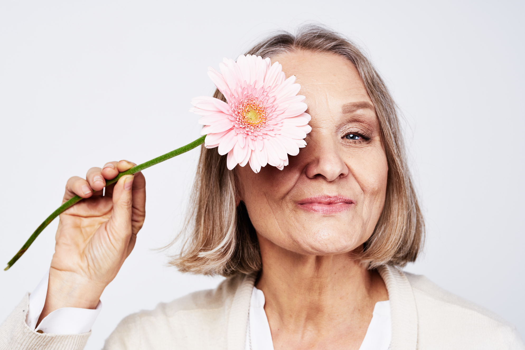 Femme souriante avec une fleur
